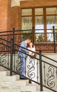 Şık güzel mutlu gelin ve damat, kutlamalar açık havada düğün