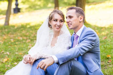 Gelin ve damat onların düğün günü açık havada