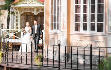 Şık güzel mutlu gelin ve damat, kutlamalar açık havada düğün