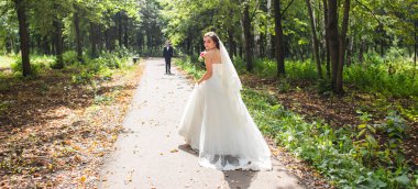 Gelin ve damat onların düğün günü açık havada