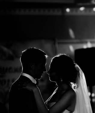 Siluet düğün çift kapalı birbirlerini öpmeye 's.