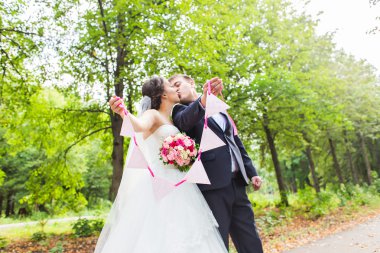 Gelin ve damat onların düğün günü açık havada