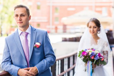 Şık güzel mutlu gelin ve damat, kutlamalar açık havada düğün