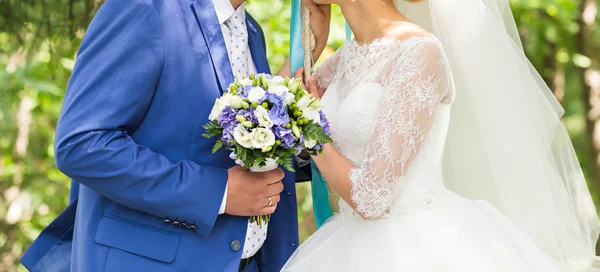 Bouquet de casamento agradável na mão noivas — Fotografia de Stock