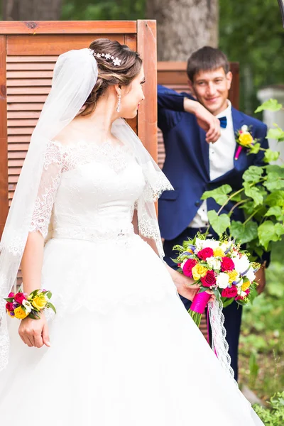 Genç Düğün çifti açık havada — Stok fotoğraf