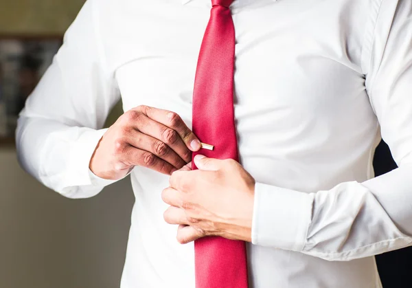 Man putting on tie clip, closeup — Stock Photo, Image