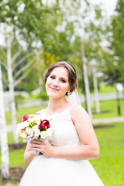 Bello mazzo nuziale in mani della sposa — Foto Stock