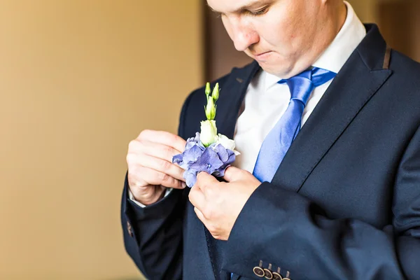 Maravilloso boutonniere de boda en un disfraz de novio primer plano — Foto de Stock