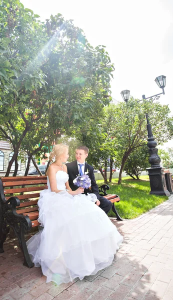 Gelin ve damat onların düğün günü açık havada — Stok fotoğraf