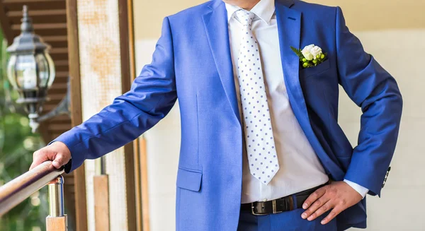 Knappe bruidegom op wedding tuxedo. — Stockfoto