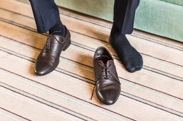 Close-up mladý muž vázající elegantní boty uvnitř — Stock fotografie