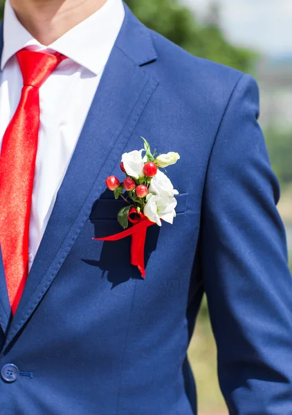 Brudgummen i bröllopsdräkten — Stockfoto