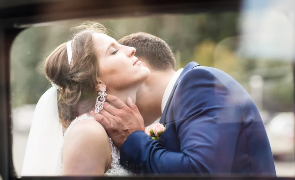 Primer plano retrato de besar boda pareja — Foto de Stock