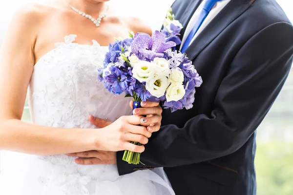 Gelinlerin elinde güzel bir buket.