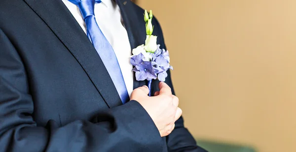 Meraviglioso matrimonio boutonniere su un costume di sposo primo piano — Foto Stock