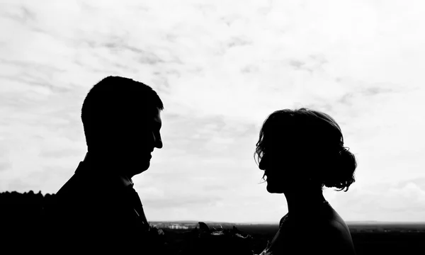 Siluetas de pareja contra el cielo . — Foto de Stock