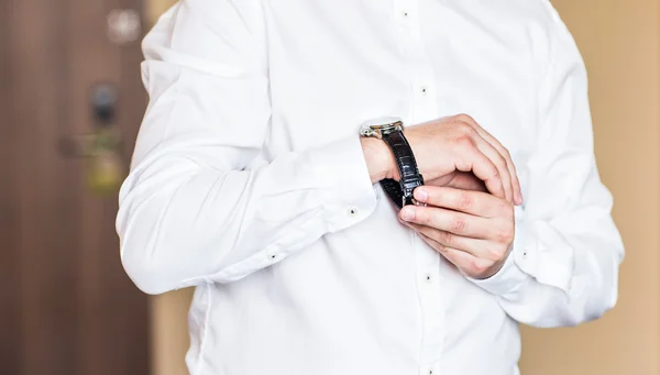 Close-up van man zet op een horloge — Stockfoto