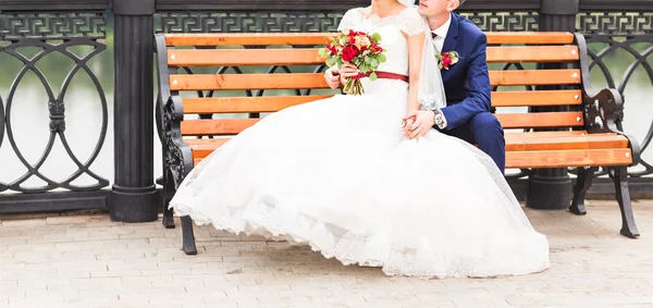 Appena sposati all'aperto — Foto Stock