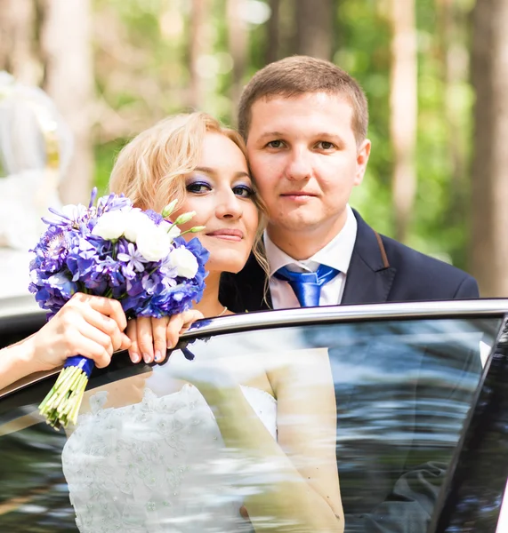 Schönes junges Hochzeitspaar im Freien — Stockfoto