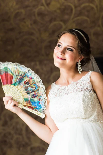 Bella sposa con un ventilatore — Foto Stock