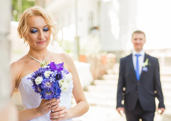Stylish beautiful happy bride and groom, wedding celebrations outdoors — Stock Photo, Image