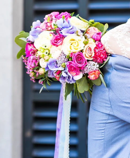 El ramo hermoso de boda en las manos de la novia — Foto de Stock