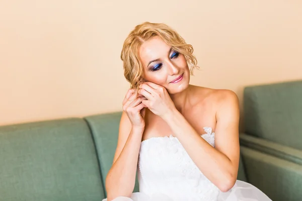 Mooie stijlvolle bruid klaar op de kamer — Stockfoto