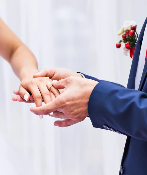 Imagem do homem colocando anel de casamento na mão da mulher — Fotografia de Stock