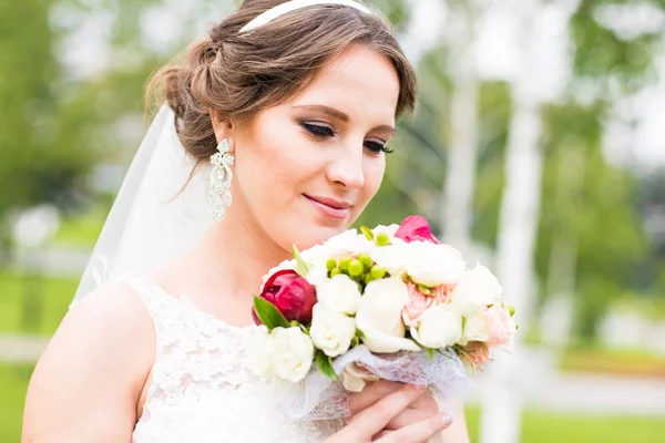 Bouquet de casamento agradável na mão noivas — Fotografia de Stock