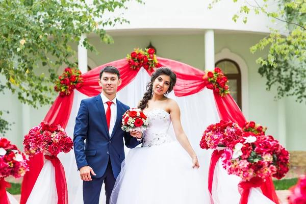 Vakkert, kaukasisk par som nettopp er gift – stockfoto