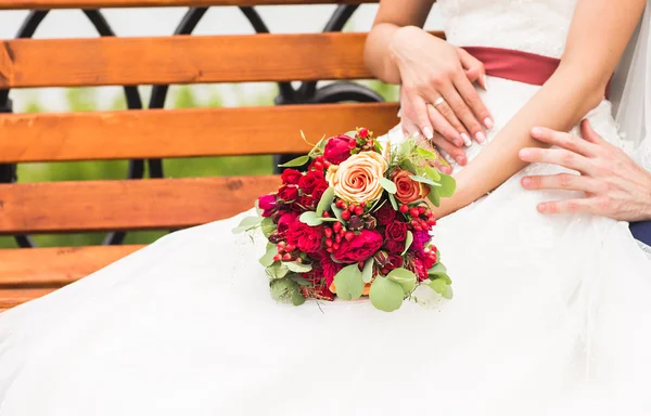 Bouquet de casamento agradável na mão noivas — Fotografia de Stock