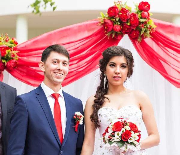 Klassiskt bröllop ceremoni av snygga unga lyx brud och brudgum utomhus — Stockfoto