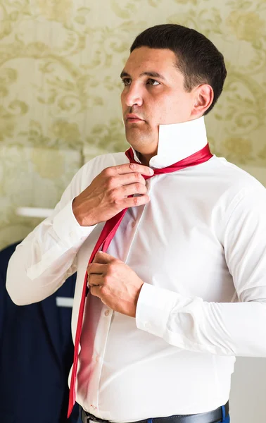 Portrét pohledný podnikatel v obleku na kravatu interiéru — Stock fotografie