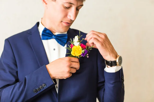 Maravilhoso casamento boutonniere em um traje de noivo close-up — Fotografia de Stock