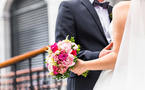 Schöner Brautstrauß in der Hand der Bräute — Stockfoto