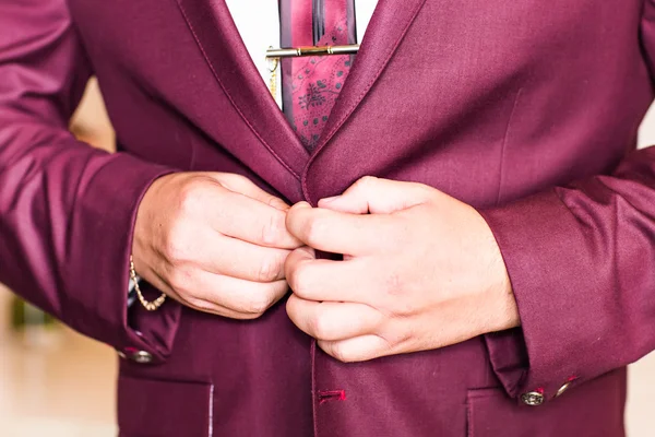 Homme boutonnage veste close-up — Photo