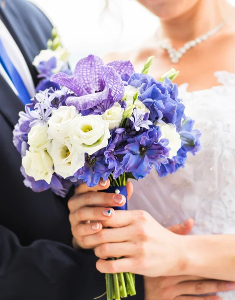 Belo buquê de casamento em mãos da noiva — Fotografia de Stock