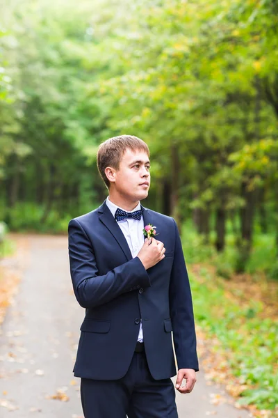 Brudgummen i bröllopsdräkten — Stockfoto