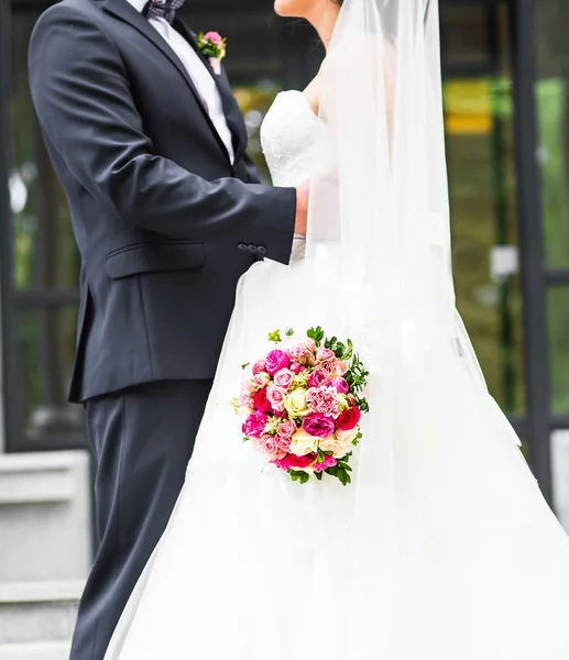 Bouquet de casamento agradável na mão noivas — Fotografia de Stock