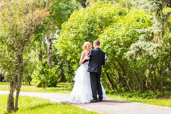 Bruid en bruidegom op hun trouwdag buitenshuis — Stockfoto