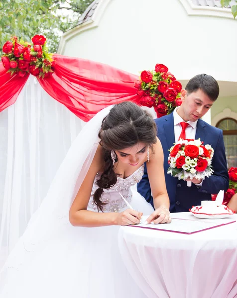 Classic wedding ceremony of stylish young luxury bride and groom outdoors — Stock Photo, Image