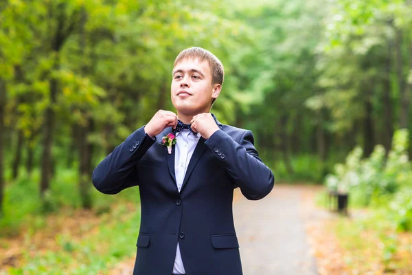 Novio en el traje de novia —  Fotos de Stock