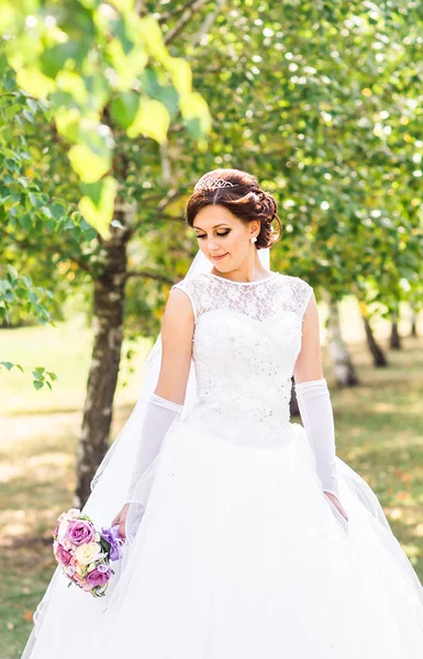 Flores do casamento, mulher segurando buquê colorido com as mãos no dia do casamento — Fotografia de Stock