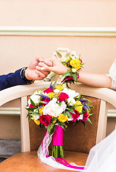 Крупним планом вид подружньої пари тримає руки — стокове фото