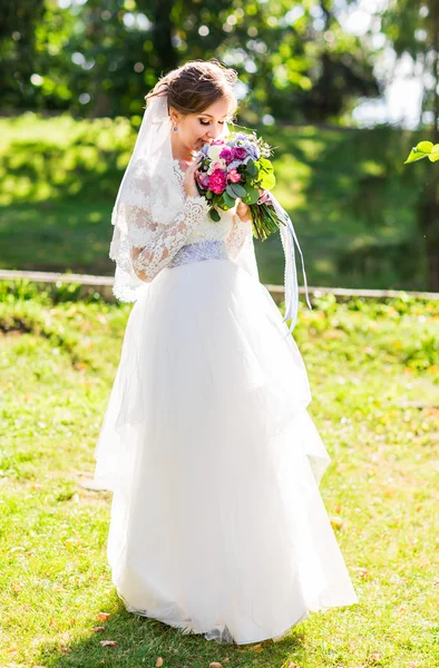 Bröllop blommor, kvinna med färgglad bukett med händerna på bröllopsdag — Stockfoto