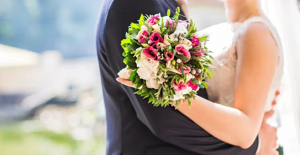 Schöner Brautstrauß in der Hand der Bräute — Stockfoto