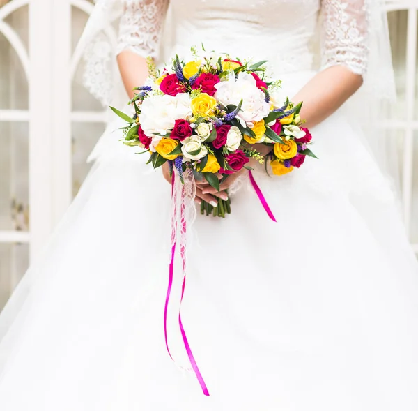 Hermoso ramo en las manos de la novia —  Fotos de Stock