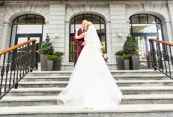 Bellissimi sposi che si abbracciano il giorno del loro matrimonio all'aperto — Foto Stock