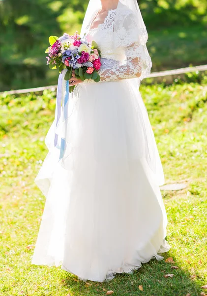 Flores do casamento, mulher segurando buquê colorido com as mãos no dia do casamento — Fotografia de Stock