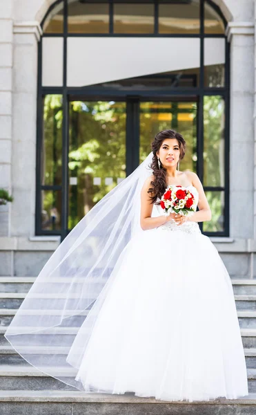 El ramo hermoso de boda en las manos de la novia — Foto de Stock